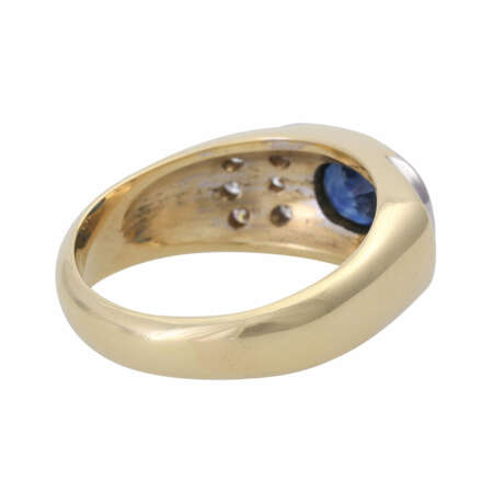 Ring mit 1 oval fac. Saphir, ca. 1,2 ct und 12 Brillanten, - photo 3