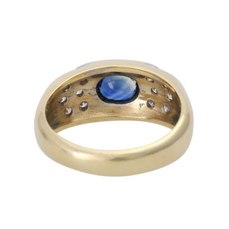 Ring mit 1 oval fac. Saphir, ca. 1,2 ct und 12 Brillanten, - Foto 4