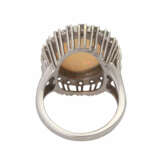 Ring mit 1 ovalen Edelopal entouriert von 20 Brillanten, - Foto 4