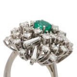 Ring mit 1 Smaragd, 6 Diamanttrapezen und 27 Brillanten, - photo 5