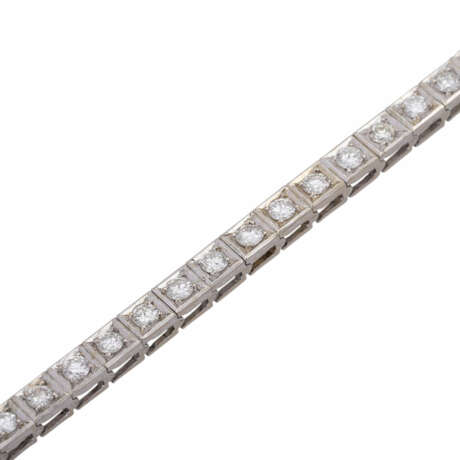 Armband, rundum ausgefasst mit 38 Brillanten, zusammen ca. 4,8 ct, - Foto 4