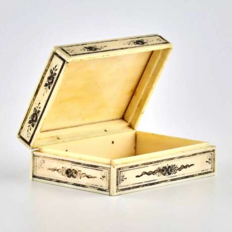 Coffret en ivoire avec incrustation de nacre. Pearl 19th century - photo 4