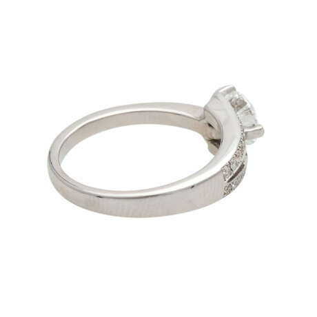 Ring mit 1 Brillant, 0,74 ct, HFW (D)/VS1, mit GIA Zertifikat, - Foto 3