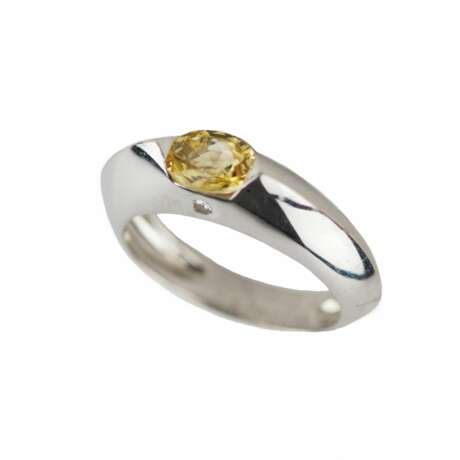  Bague Piaget en or blanc avec saphir jaune et diamant. 1998 Diamond The end of the 20th century - photo 1