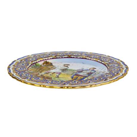 Plat en porcelaine de lusine Kuznetsov avec la sc&egrave;ne de la vocation du heros Mikula Selyaninovich. Debut du 20&egrave;me si&egrave;cle Porcelain Hand Painted Gilding Neo-Russian Late 19th century - Foto 2