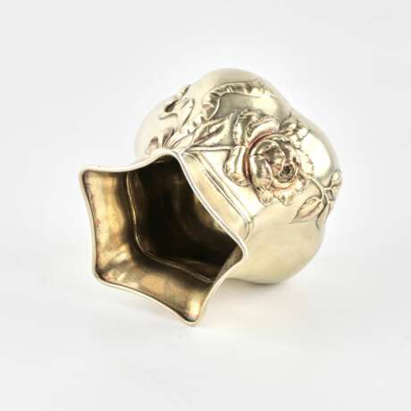 Silver box vase by Orest Kurlyukov in the form of a tied bag. Silver 84 Gilding At the turn of 19th -20th century - photo 4