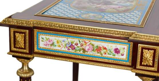 Une magnifique table de dame &agrave; decor de bronze dore et panneaux de porcelaine dans le go&ucirc;t d`Adam Weisweiler. France. XIXe si&egrave;cle Porcelain Hand Painted Gilding Napoleon III 19th century - Foto 11