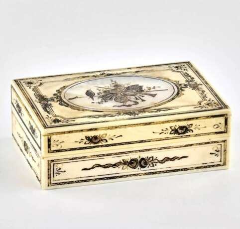 Ivory box with mother-of-pearl inlay. Pearl 19th century - photo 6