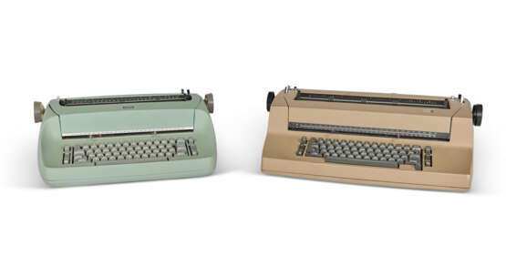 AN IBM MODEL 72 SELECTRIC TYPEWRITER AND AN IBM CORRECTING SELECTRIC II TYPEWRITER - Foto 1