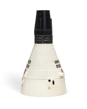 A THREE-PIECE SCALE MODEL OF THE GEMINI CAPSULE - фото 3