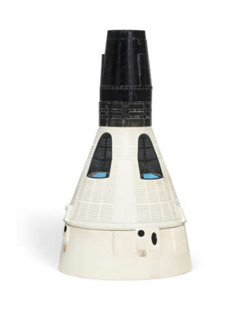 A THREE-PIECE SCALE MODEL OF THE GEMINI CAPSULE - фото 5