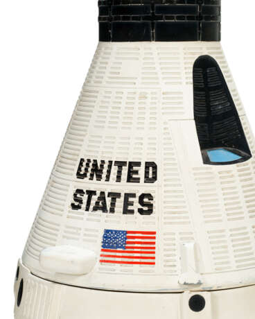 A THREE-PIECE SCALE MODEL OF THE GEMINI CAPSULE - фото 8