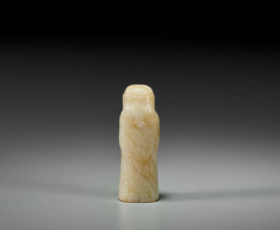 A SMALL PALE GREENISH-GREY JADE FIGURAL BEAD - фото 2