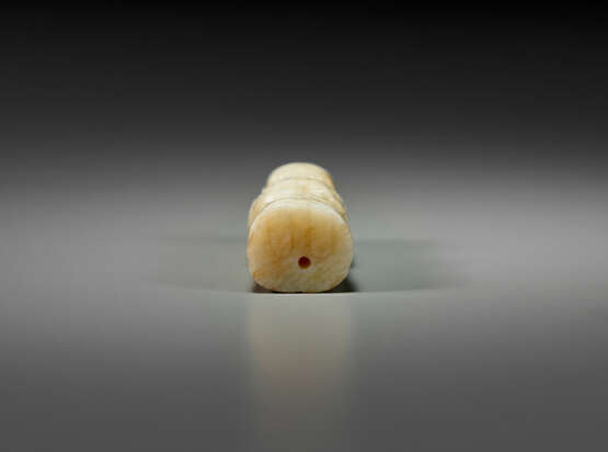 A SMALL PALE GREENISH-GREY JADE FIGURAL BEAD - фото 4