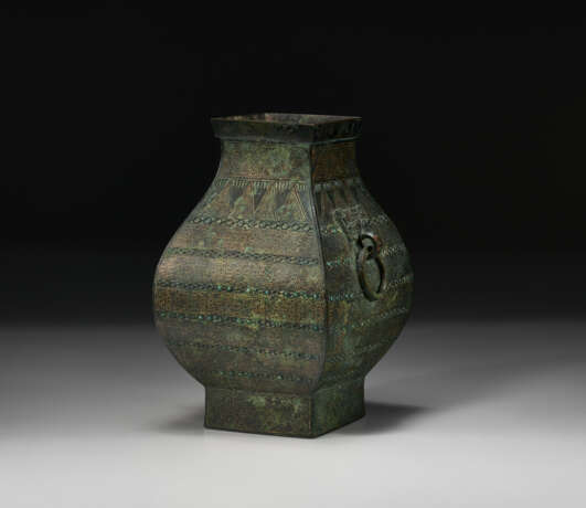 A RARE AND UNUSUAL GOLD AND MALACHITE-INLAID VESSEL, FANGHU - фото 2