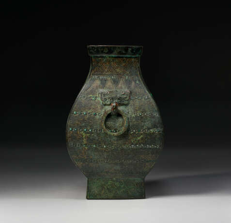 A RARE AND UNUSUAL GOLD AND MALACHITE-INLAID VESSEL, FANGHU - фото 3