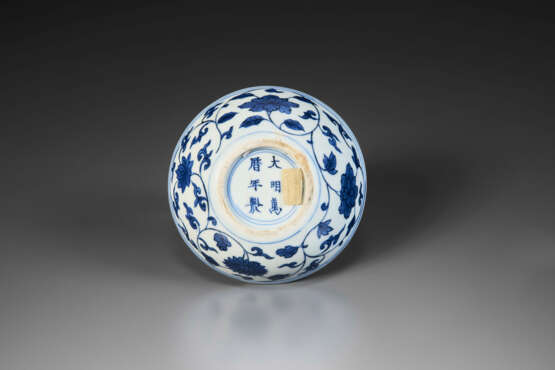 A SMALL BLUE AND WHITE `LAN&#199;A CHARACTERS` BOWL - Foto 3