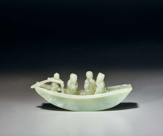 A SMALL PALE GREYISH-GREEN JADE CARVING OF FIGURES IN A BOAT - Foto 2