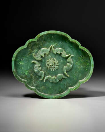 A SPINACH-GREEN JADE QUADRILOBED `WUFU` TRAY - фото 1