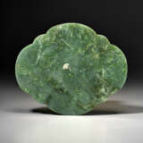 A SPINACH-GREEN JADE QUADRILOBED `WUFU` TRAY - Foto 2