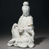 A DEHUA FIGURE OF SEATED GUANYIN - Foto 1