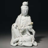 A DEHUA FIGURE OF SEATED GUANYIN - Foto 2