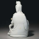 A DEHUA FIGURE OF SEATED GUANYIN - Foto 3