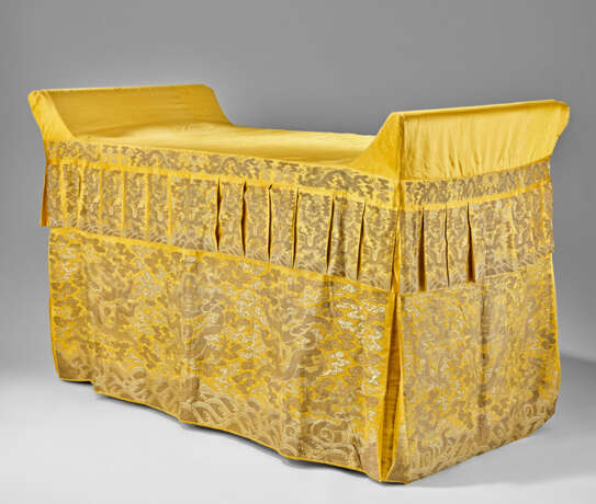 A VERY RARE LARGE IMPERIAL YELLOW SILK BROCADE ‘DRAGON’ ALTAR COVER - фото 1