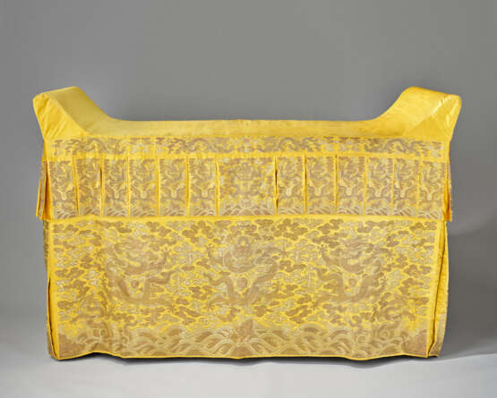 A VERY RARE LARGE IMPERIAL YELLOW SILK BROCADE ‘DRAGON’ ALTAR COVER - фото 2