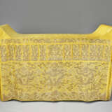 A VERY RARE LARGE IMPERIAL YELLOW SILK BROCADE ‘DRAGON’ ALTAR COVER - фото 2