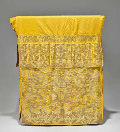 A VERY RARE LARGE IMPERIAL YELLOW SILK BROCADE ‘DRAGON’ ALTAR COVER - photo 4