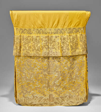 A VERY RARE LARGE IMPERIAL YELLOW SILK BROCADE ‘DRAGON’ ALTAR COVER - Foto 5