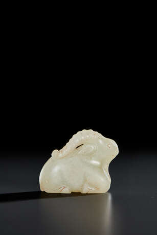 A RARE SMALL PALE GREENISH-WHITE JADE FIGURE OF A RECUMBENT RAM - фото 1