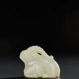 A RARE SMALL PALE GREENISH-WHITE JADE FIGURE OF A RECUMBENT RAM - Foto 2