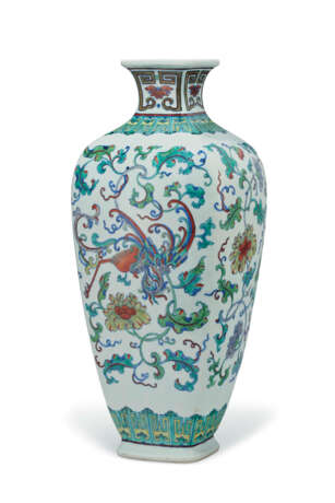 A RARE LARGE DOUCAI `PHOENIX` VASE - фото 2