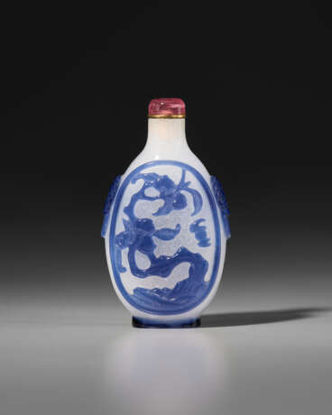 A BLUE-OVERLAY `SNOWSTORM` GLASS SNUFF BOTTLE - photo 1