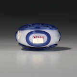 A BLUE-OVERLAY `SNOWSTORM` GLASS SNUFF BOTTLE - photo 3