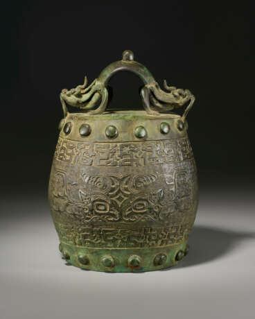 AN ARCHASTIC BARREL-FORM BRONZE BELL - Foto 1