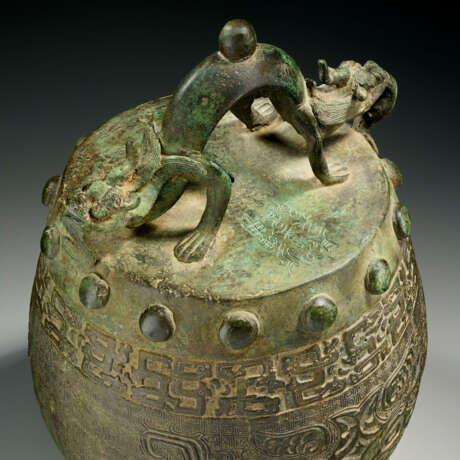 AN ARCHASTIC BARREL-FORM BRONZE BELL - photo 4