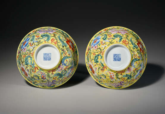 TWO RARE AND SUPERBLY DECORATED FAMILLE ROSE YELLOW-GROUND BOWLS - Foto 3