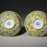 TWO RARE AND SUPERBLY DECORATED FAMILLE ROSE YELLOW-GROUND BOWLS - Foto 3