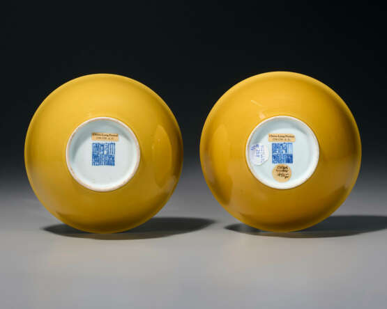 TWO YELLOW-GLAZED BOWLS - Foto 2