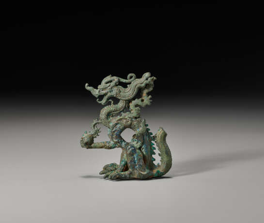 A VERY RARE BRONZE FIGURE OF A DRAGON - Foto 1