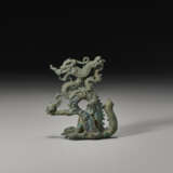 A VERY RARE BRONZE FIGURE OF A DRAGON - Foto 1