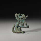 A VERY RARE BRONZE FIGURE OF A DRAGON - Foto 2