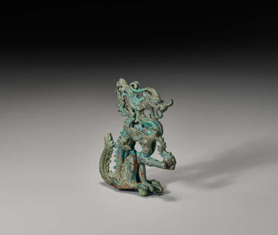 A VERY RARE BRONZE FIGURE OF A DRAGON - photo 4