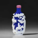 A WHITE-OVERLAY BLUE GLASS `MENG HAOREN` SNUFF BOTTLE - фото 1