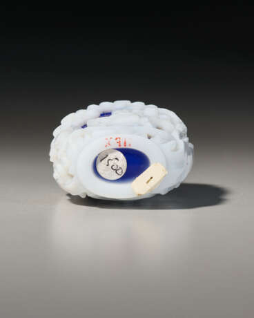 A WHITE-OVERLAY BLUE GLASS `MENG HAOREN` SNUFF BOTTLE - photo 3