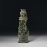 A RARE BRONZE RITUAL WINE VESSEL AND COVER, HU - фото 1