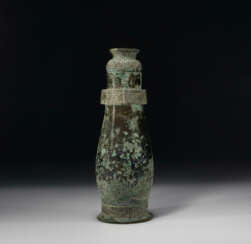 A RARE BRONZE RITUAL WINE VESSEL AND COVER, HU